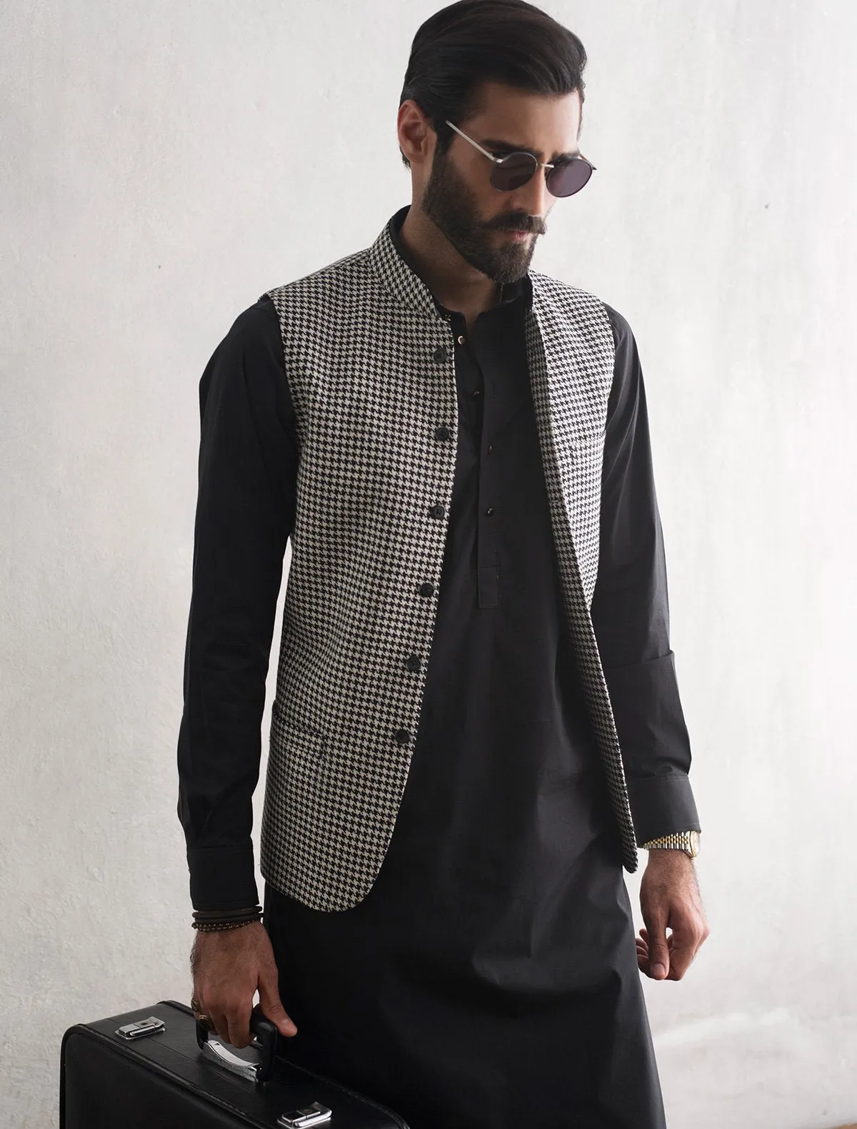 BLACK AND WHITE HORNS TOOTH WAISTCOAT